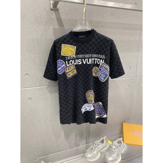 Louis Vuitton embossed jacquard knit crew neck short-sleeve T-shirt, classic design with heavy-duty three-dimensional inlay work that exudes a fashionable and sophisticated feel.